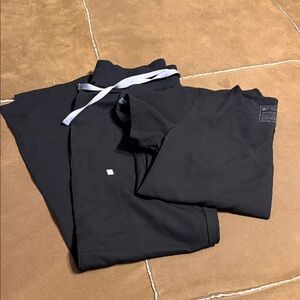FIGS black Scrub Set size small